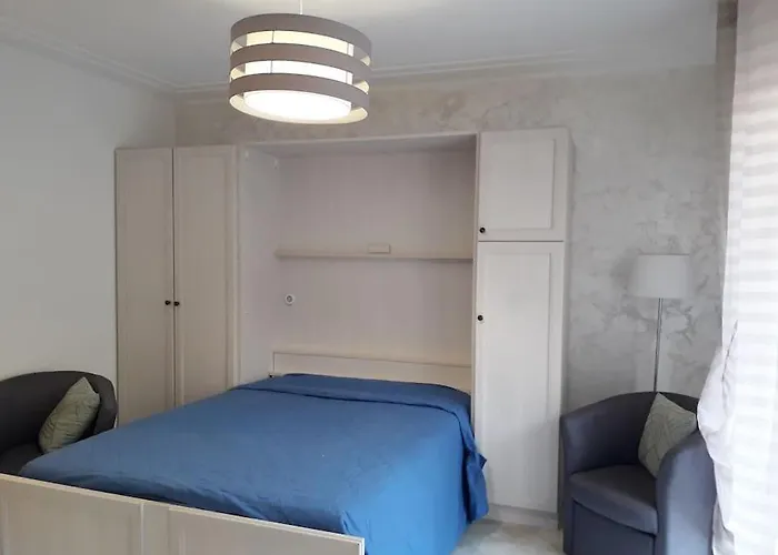 Centre Entierement Renove Au Calme Мантон